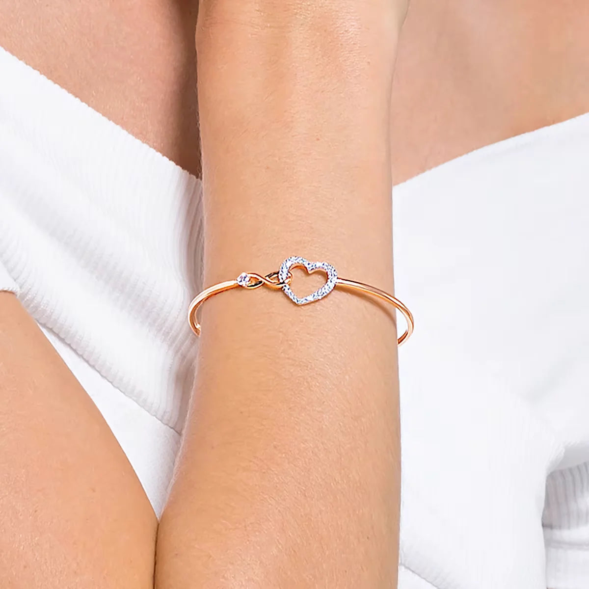 Hyperbola bangle Infinity and heart, White, Mixed metal finish